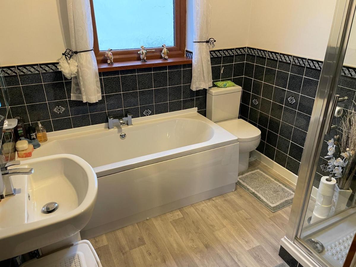 Dyffryn Taf - Spacious 3 Bedroom Bungalow Close To Amenities St Clears Extérieur photo