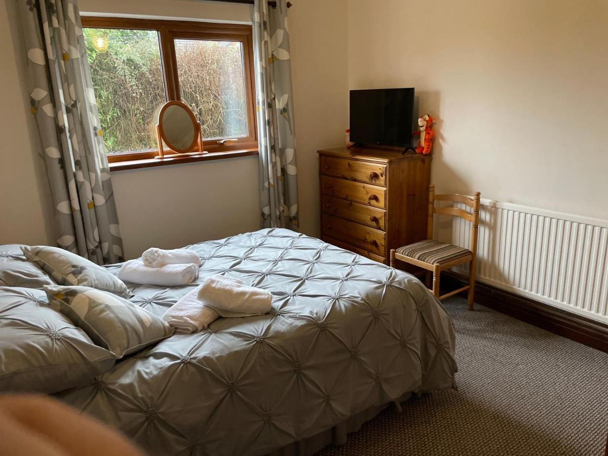 Dyffryn Taf - Spacious 3 Bedroom Bungalow Close To Amenities St Clears Extérieur photo